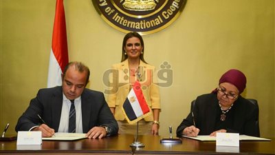 سحر نصر تشهد توقيع بروتوكولين لتيسير إجراءات قيد الأوراق المالية