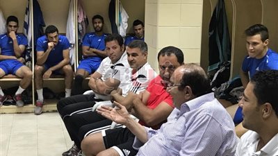 بالصور..عادل فتحي يجتمع بلاعبي المقاولون قبل مواجهة الإسماعيلي