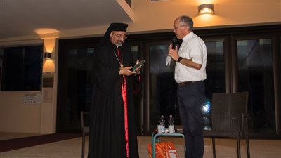 بطريرك الكاثوليك يتسلم جائزة «المونسنيور لويجي بادوفيزي»