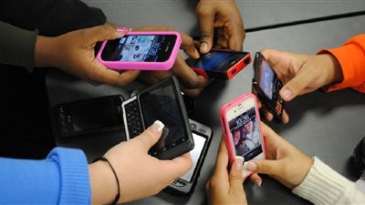 «المحمول سلاح ذو حدين».. دراسات علمية تؤكد استخدامه باستمرار يسبب أمراض خبيثة.. الإصابة بالعمى وسرطان المخ والتوتر أبرز الإصابات.. و5 مليار نسمة حول العالم يستخدمه بشكل دائم