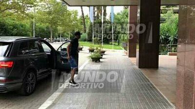 وصول مدافع برشلونة إلى إيفرتون للتوقيع للنادي الإنجليزي (صورة)