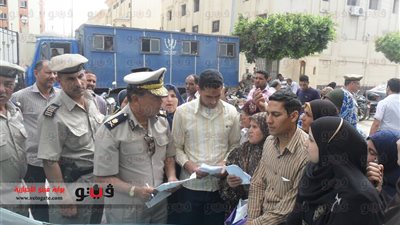 تجمهر العشرات من العاملين بـ