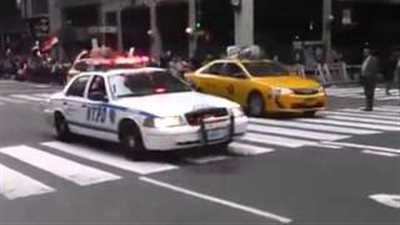 شاهد.. المصريون يستقبلون «موكب السيسي» على أنغام «تسلم الأيادي» بنيويورك