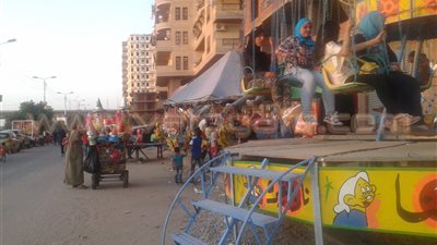 الملاهي الشعبية تدخل البهجة على أهل بنها ثاني أيام العيد