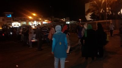 بالصور.. وقفة ليلية لأولياء أمور مدرسة ببورسعيد للمطالبة بتوفير فصول