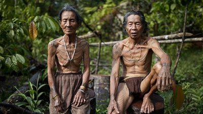 قبائل من عالم آخر.. رأس العدو مهر الزواج ونساء يتصدرن الطقوس (صور)