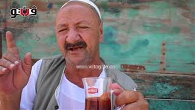 حكاية «عم فراج».. عجوز بدرجة خبير في سوق «برقاش» للجمال (فيديو)