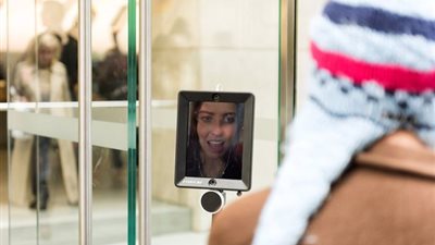 بالصور.. روبوت يقف مكان صاحبته في طابور للحصول على «آي فون 6»