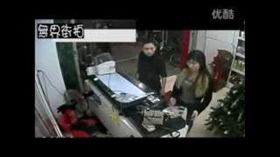 بالفيديو.. شاب يقتحم مكتب فتاتين ويسرق «لاب توب»