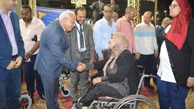 الغضبان يوزيع كراسي كهربائية على ذوي الاحتياجات الخاصة بحفل ليالي بورسعيد