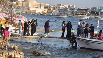 توافد المواطنين على شواطئ الإسكندرية في ثاني أيام العيد