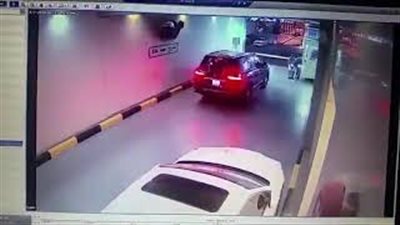 لحظة سرقة سيارة من داخل وكالة سيارات بالكويت (فيديو)