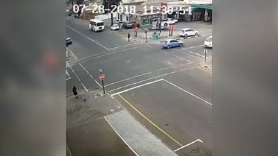 عامل يتسبب في حادث تصادم مروع (فيديو)