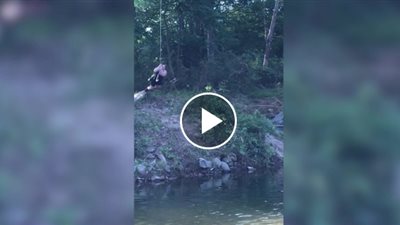 نهاية مروعة لامرأة حاولت القفز في النهر (فيديو)