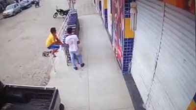 مصرع امرأة في انفجار إطار حافلة (فيديو)