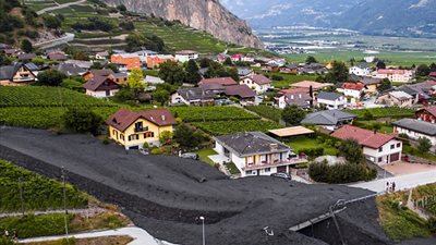 لحظة اجتياح انهيار طيني لقرية سويسرية (فيديو وصور)