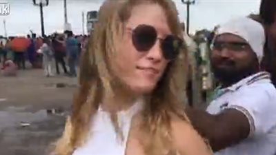 رد فعل رجال لحظة سير فتاة شقراء في شارع بالهند (فيديو)