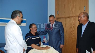 محافظ الجيزة يزور المصابين من قوات الشرطة في حادث أرض اللواء