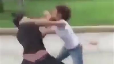 فتاة تلقن أخرى «علقة ساخنة» وتسقطها بضربة قاضية (فيديو)