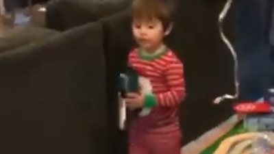 كوب حليب يتسبب في سقوط مروع لطفل (فيديو)