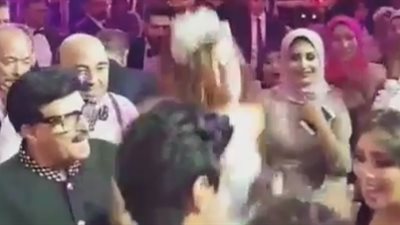 سمير غانم يشارك حمدي الميرغني وإسراء عبد الفتاح الرقص بحفل زفافهما