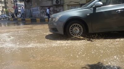 انفجار ماسورة المياه الرئيسية أمام مترو البحوث بالدقي (صور)