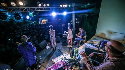 «السارة» تبدع في رحاب جمهورها بالمزيكا السودانية (صور)