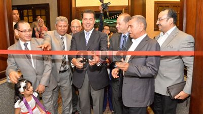 بالصور.. محافظ أسيوط يفتتح معرض مستلزمات المدارس