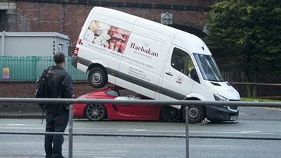 بالفيديو والصور.. شاحنة مرسيدس تسحق «بورش» في «مانشستر»