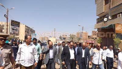 بالفيديو والصور.. محافظ الفيوم يلتقي أهالي سنورس ثاني أيام العيد