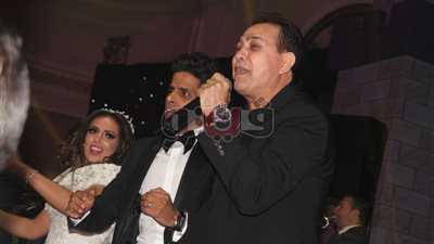 بالصور.. حكيم يختتم حفل زفاف حمدي الميرغني وإسراء بـ«السلام عليكم»