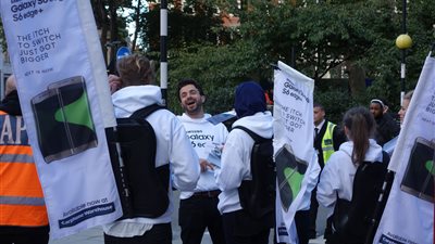 بالصور.. سامسونج تتحرش بعملاء «آي فون»