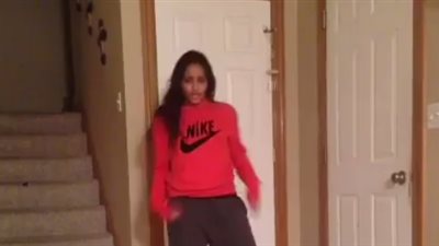 نهاية مروعة لفتاة ترقص خلف الباب (فيديو)