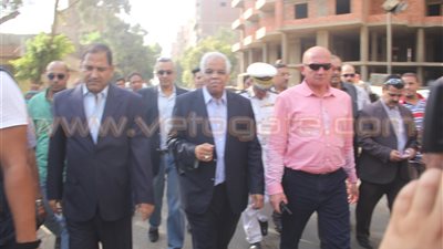 بالصور.. محافظ القاهرة يأمر برصف شوارع حي الساحل