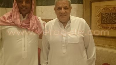 مصري يلتقط صورة مع «محلب» أثناء تأدية فريضة الحج