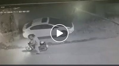 بالفيديو.. صاحب سيارة يطلق النيران على لصين حاولا سرقته