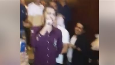 بالفيديو.. شاب يعد مفاجأة مؤثرة لشقيقته في حفل خطوبتها