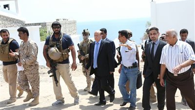 الرئيس اليمني يتفقد عددًا من أحياء عدن بعد تدميرها في الحرب