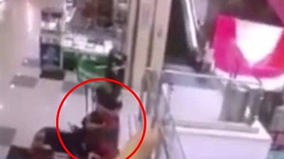 لحظة سقوط طفلة ومصرعها بعد تعلقها بسلم كهربائي (فيديو)