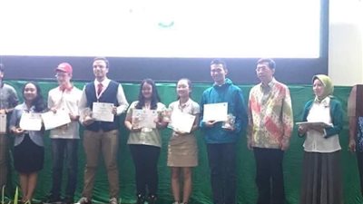 مطار القاهرة يستقبل الفائز بالمركز الأول في الفيزياء على مستوى العالم