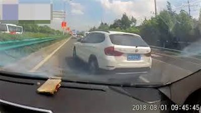 انفجار هاتف أيفون يصيب مالكته بالرعب (فيديو)