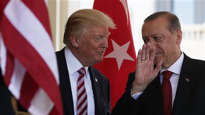 «حرب الليرة والدولار».. أردوغان يدعو على ترامب أثناء صلاة الجمعة