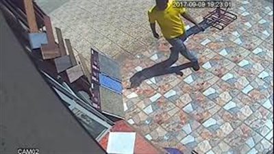 بالفيديو.. لحظة سرقة لص محلا تجاريا في وضح النهار