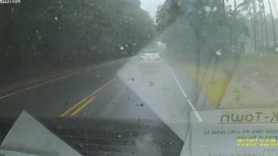 بالفيديو.. سقوط شجرة أعلى سيارة عائلة حاولت الفرار من إعصار إرما