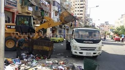 بالصور.. «تحسين البيئة» يرفع مخلفات ذبح الأضاحي ببورسعيد