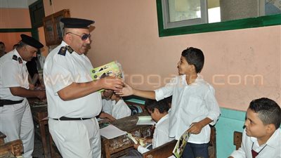 بالصور.. مديرية أمن بورسعيد توزع الأدوات المدرسية على الطلاب