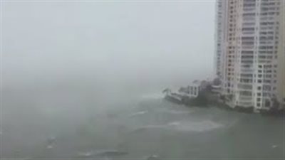 بالفيديو.. مياه إعصار إرما المدمر تحاصر أبراج ميامي
