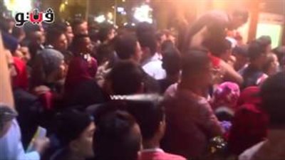 بالفيديو.. «السبكي» يشعل غضب الشباب أمام سينما «مترو»