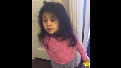 شاهد.. رد فعل طفلة أرهقت الأعمال المنزلية والدتها