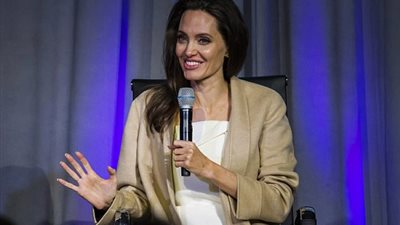 بالصور.. أنجلينا جولي تخطف الأنظار في افتتاح فيلمها بمهرجان تورونتو